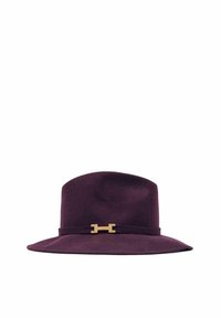 Fialový klobouk z filcu s širokým lemem, zdobený zlatým kovovým akcentem na textilním pásku. Úhledný design a hladká textura.
