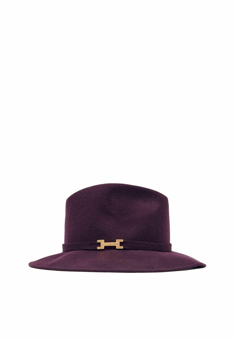 Fialový klobouk z filcu s širokým lemem, zdobený zlatým kovovým akcentem na textilním pásku. Úhledný design a hladká textura.