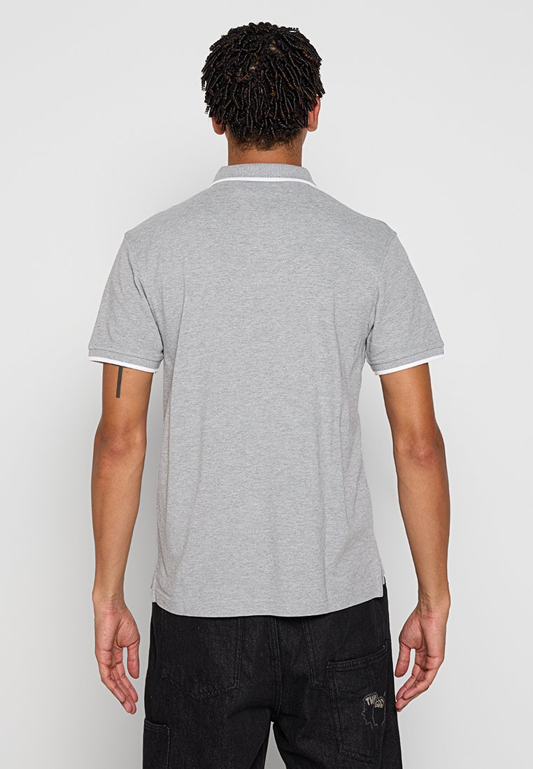 Polo gris en coton avec un col blanc court, texture unie, vu de dos.
