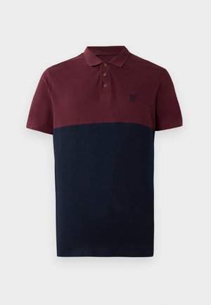 Koszulka polo z burgundową górną częścią i granatową dolną częścią, z kołnierzykiem złożonym i trzema brązowymi guzikami. Proste logo na piersi.