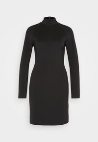 Robe noire à manches longues avec un col montant, fabriquée dans un tissu lisse. Elle présente une silhouette ajustée et une fermeture éclair au dos.