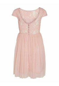Abito rosa chiaro con un corpo in pizzo aderente, maniche a cappuccio e una gonna svasata. La schiena presenta bottoni e un dettaglio in rete.