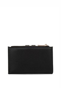 Portafoglio in pelle nera con superficie testurizzata, chiusura con zip in alto e design minimalista. Forma rettangolare compatta con una finitura liscia.