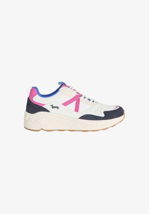 Sneaker bianca con accenti blu navy e rosa, suola beige spessa, fodera interna blu e logo bassotto sul lato.