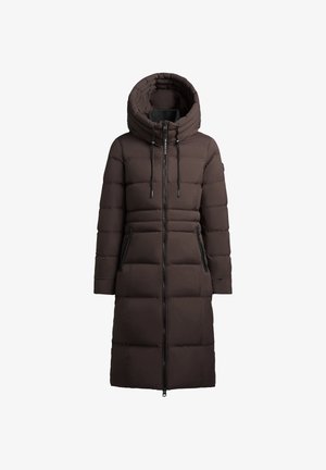 Abrigo de plumas marrón con capucha, costuras verticales, cremallera frontal y bolsillos laterales. Incluye cordones y un diseño de longitud hasta la rodilla.