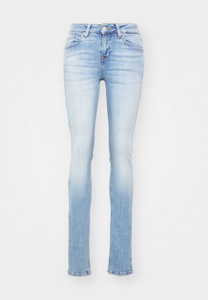 Jeans ajustados de color azul claro, hechos de denim, con una cintura de altura media, cinco bolsillos y un ligero desgastado en los muslos y las rodillas.