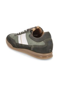 Sportowe sneakersy z zieloną i szaro-suede górą, białymi akcentami, sznurowanym zapięciem oraz gumową podeszwą o teksturowanej powierzchni.