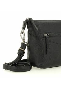 Bolso cruzado de cuero negro con acabado texturizado, cierre de cremallera, bolsillo frontal y correa ajustable con un clip de metal.