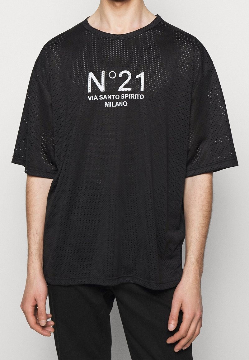 Černé tričko s krátkým rukávem z prodyšného materiálu a volným střihem, na přední straně s bílým nápisem "N°21 VIA SANTO SPIRITO MILANO".