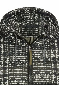 Gepolsterte Kapuzenjacke im schwarz-weißen Muster, ausgestattet mit einem frontalen Reißverschluss, einer verstellbaren Kapuze und einem strukturierten Stoff mit glänzendem Finish.
