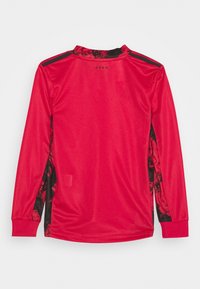 Maglietta sportiva rossa a maniche lunghe con texture in mesh, caratterizzata da accenti neri a stampa floreale sui lati e un design a collo alto.