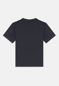 Marineblå T-shirt med korte ærmer lavet af bomuld, med en rund halsudskæring og glat tekstur. Ingen synlige mønstre eller grafik.