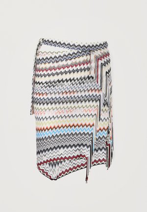Spódnica kopertowa do kolan z wielokolorowym wzorem zygzaka oraz ozdobnymi frędzlami wzdłuż brzegu i wiązaniem po boku.
