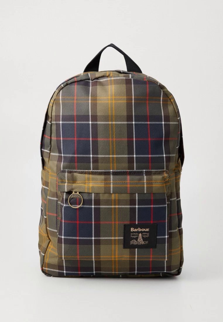 Sac à dos avec motif à carreaux vert, bleu marine, jaune et rouge, poche avant zippée, poignée noire et patch logo Barbour avec un dessin de phare.