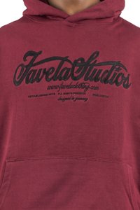 Bordový sweatshirt s veľkým čiernym vyšitým logom "Favela Studios" a webovou stránkou. Obsahuje predné vrecko a kapucňu so šnúrkami.