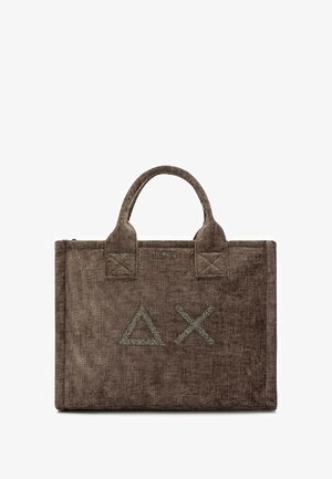Borsa a tracolla in tessuto marrone con due manici, caratterizzata da accenti geometrici testurizzati a forma di triangolo e una "X" sulla parte frontale.