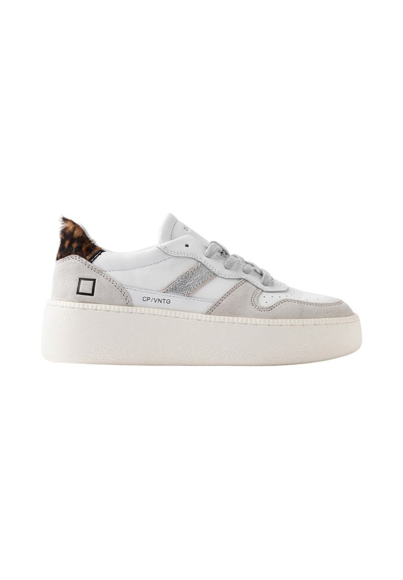 Grå sneaker med plateau sål, lavet af læder og ruskind, sølv detaljer og en leopardprikket pelsdetalje ved hælen.