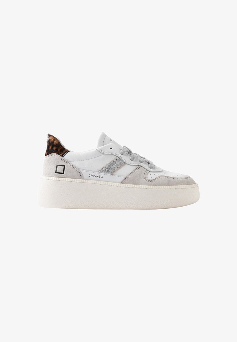 Grå sneaker med plateau sål, lavet af læder og ruskind, sølv detaljer og en leopardprikket pelsdetalje ved hælen.