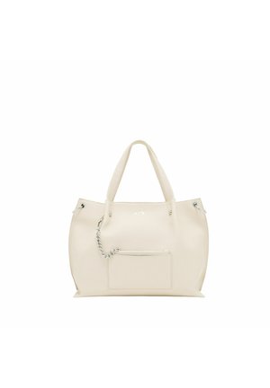 Bolso de tote de cuero beige con un acabado texturizado, asas dobles y un bolsillo delantero con un acento de cadena plateada. Logo impreso en la parte frontal.