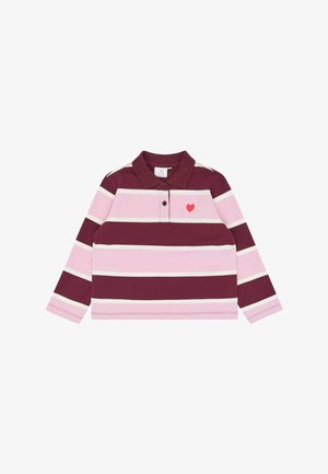 Langærmet poloshirt med vandrette striber i bordeaux, lyserød og hvid, to knapper og et lille rødt hjerte på venstre bryst.