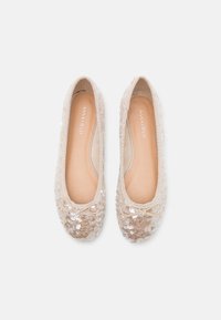 Pantofi ballet bej cu detalii din paiete pe partea superioară, vârfuri rotunjite și un accent sub formă de fundiță. Captuseală moale și talpă flexibilă pentru confort.