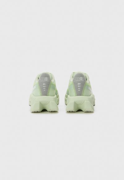 Hellegrüne Mesh-Sneaker mit strukturierten Gummisohlen. Auffällige graue Akzente und Branding auf der Rückseite. Abgerundetes Design für zusätzlichen Komfort.