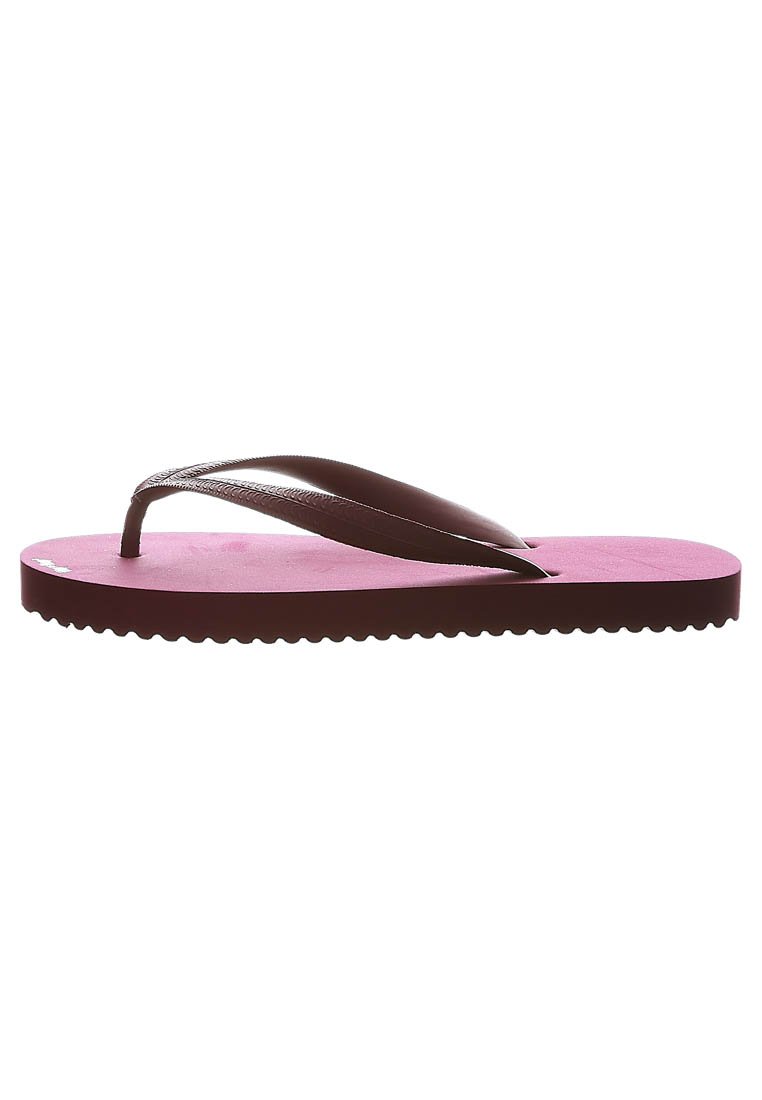 Roosa lame flip-flop pruuni tekstureeritud rihmadega ja voodrihaardega talla, kujutatud külgvaates valgel taustal.