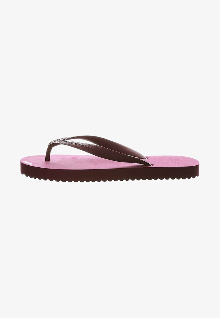 Roosa lame flip-flop pruuni tekstureeritud rihmadega ja voodrihaardega talla, kujutatud külgvaates valgel taustal.
