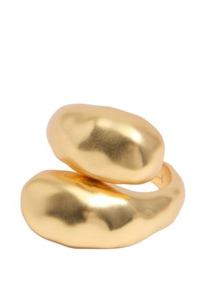 Anillo abierto de oro brillante con dos formas ovaladas lisas e irregulares enfrentadas sobre un fondo blanco.