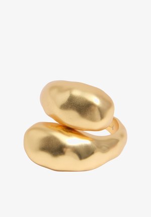 Lesklý zlatý otvorený prsteň s dvoma hladkými, nepravidelnými oválnymi tvarmi, ktoré na seba smerujú na bielom pozadí.