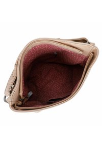 Bolso de mano rosa claro con un exterior texturizado. El interior cuenta con un forro rosa oscuro con un patrón de puntos y varios compartimentos para organización.