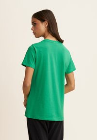 Freddy COMFORT FIT CON DETTAGLI PREZIOSI - T-shirt con stampa - bright green