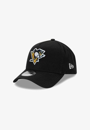 Schwarze Baseballmütze aus Stoff, mit einem aufgestickten Logo eines Pinguins mit einem Hockeyschläger auf der Vorderseite. Gebogener Schirm.