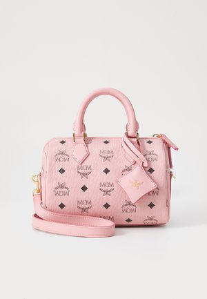 Rosa Lederhandtasche mit runden Griffen, goldenen Beschlägen, MCM-Logomuster, abnehmbarem Schultergurt und passendem Anhänger.