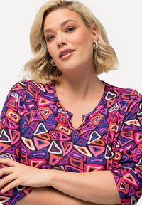 Ulla Popken MATTE GRAPHIC PRINT SWING VENTED - Pitkähihainen paita - light heather
