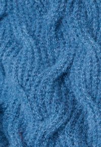 Tessuto di lana blu cielo, con una trama testurizzata caratterizzata da un motivo a onde. Superficie morbida e pelosa con variazioni nella profondità del colore, creando interesse visivo.