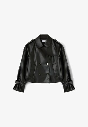 Veste cropped en simili cuir noir avec des boutons double boutonnage, col pointu, grandes poches et manches plissées. Texture lisse et brillante.