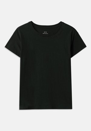 T-shirt noir à manches courtes en coton. Il possède un col rond et le texte en relief "Armani Exchange" sur l'épaule. Design simple.