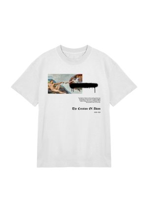 Weißes Baumwoll-T-Shirt mit einem Druck von "Die Erschaffung Adams", ergänzt durch einen schwarzen Farbtropfen-Akzent und stilisiertem Text am unteren Rand.
