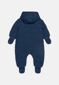 Combinaison de neige pour bébé en bleu marine rembourrée, avec capuche, mitaines intégrées et couvre-pieds, conçue pour les temps froids.