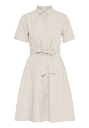 Vestido de manga corta, color beige claro, con frente abotonado, cuello y cinturilla. Presenta una falda acampanada y está hecho de una suave tela de algodón.