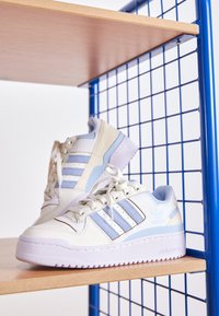 adidas Originals FORUM BOLD STRIPES - Trainers - off white/clear sky/white