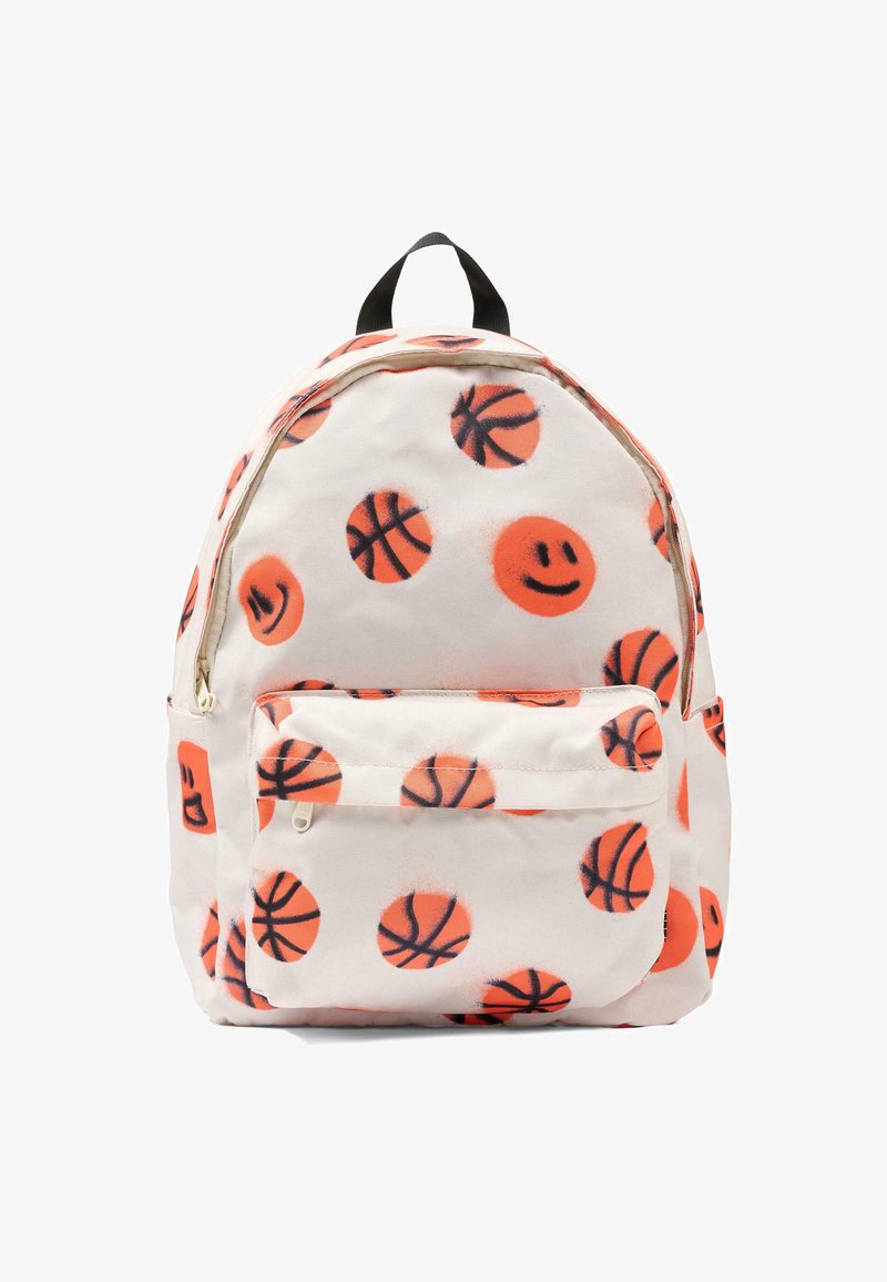 Sac à dos blanc avec motifs de ballons de basket orange et visages souriants, doté d'une poche zippée avant et d'une poignée noire sur le dessus. Confection en tissu durable.