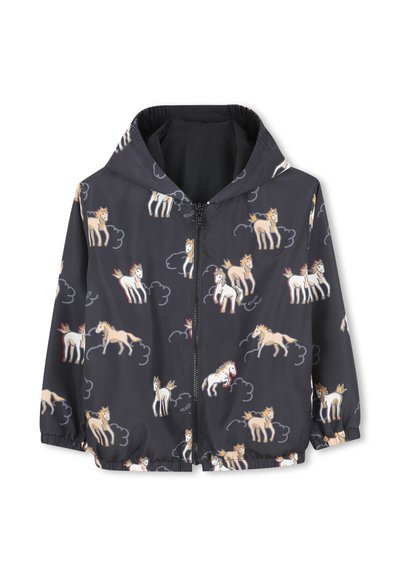 Capuchonjack gemaakt van lichtgewicht stof, met een grijze basis en een kleurrijk patroon van eenhoorns en wolken, elastische manchetten en een ritssluiting aan de voorkant.