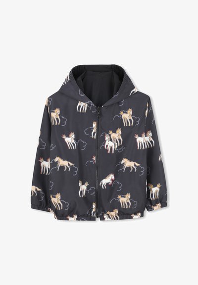 Capuchonjack gemaakt van lichtgewicht stof, met een grijze basis en een kleurrijk patroon van eenhoorns en wolken, elastische manchetten en een ritssluiting aan de voorkant.
