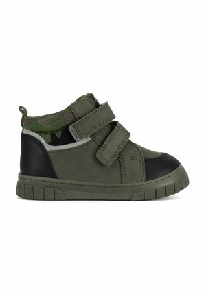Zielono-czarny sneaker dla malucha z materiału kamuflażowego, podwójne paski na rzepy i teksturowana gumowa podeszwa.