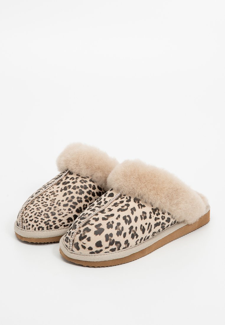 Hausschuhe mit Leopardenmuster aus weichem Stoff, einemplüschigen beigen Kunstfellbund und einer flachen Gummisohle für Komfort und Halt.