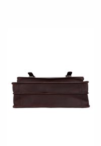 Sac rectangulaire en cuir marron foncé vu du dessous, montrant deux compartiments et deux petites fermoirs noirs sur le dessus.