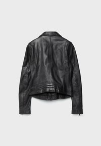 Schwarze Lederjacke von hinten gezeigt mit einem klassischen Kragen, sichtbaren Nähten und Reißverschlüssen an den Ärmeln auf einem schlichten hellen Hintergrund.