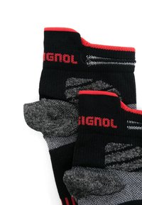 Calze nere e grigie con accenti rossi; presentano un logo vicino al polsino, una texture a costine e aree imbottite per il supporto.